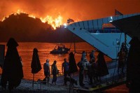 Ljudi trajektom bježe sa ostrva, požar se širi: “Ovo je apokalipsa”
