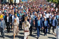 Patrijarh, Dodik i Cvijanović, a iza njih nepregledna kolona naroda