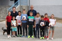 Mališani na Kosmetu dobili fudbalske lopte, poklon iz Republike Srpske