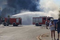 Detalji požara u banjalučkom naselju Lazarevo: Izgorjelo skladište i oštećene dvije kuće, povrijeđen vatrogasac VIDEO