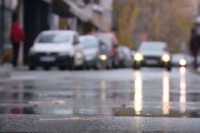 Kolovoz klizav zbog kiše, vozači da prilagode vožnju