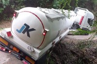 Kamiondžija kod Tešnja pratio navigaciju pa zamalo završio u provaliji