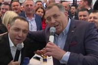 Dodik i Vulin na veselju sa građanima VIDEO