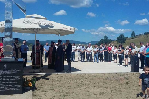 Преживјели пријатељи и родбина упалили су свијеће код спомен-крста у знак сјећања на операцију “Олуја”