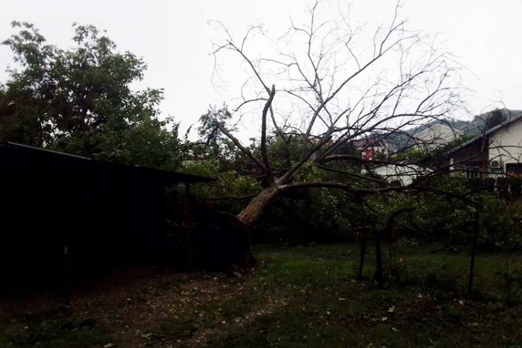 Snažno nevrijeme pogodilo je jutros Banjaluku