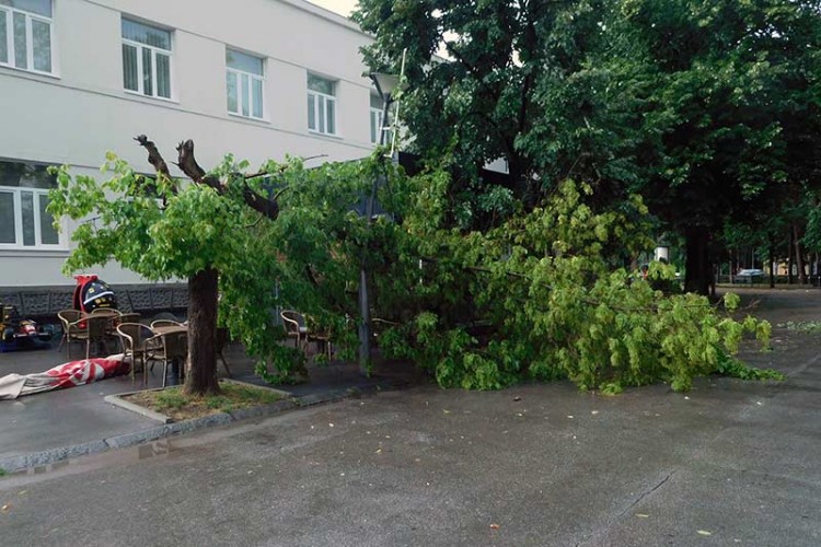 Снажно невријеме погодило је јутрос Бањалуку
