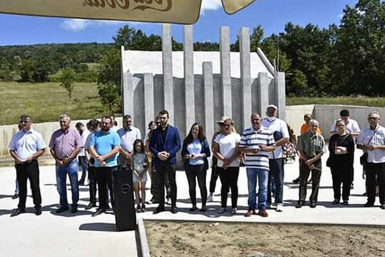 Преживјели пријатељи и родбина упалили су свијеће код спомен-крста у знак сјећања на операцију “Олуја”