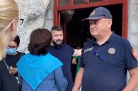 Incident na Cetinju: Grupa pokušala da upadne u manastir VIDEO