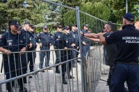 Противници устоличења митрополит Јоаникија блокирали су улаз у Цетиње постављањем аутомобилских гума и контејнера