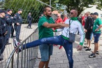 Противници устоличења митрополит Јоаникија блокирали су улаз у Цетиње постављањем аутомобилских гума и контејнера