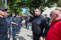 Противници устоличења митрополит Јоаникија блокирали су улаз у Цетиње постављањем аутомобилских гума и контејнера