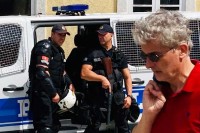 Противници устоличења митрополит Јоаникија блокирали су улаз у Цетиње постављањем аутомобилских гума и контејнера