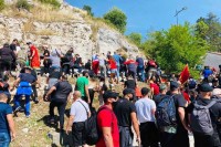Противници устоличења митрополит Јоаникија блокирали су улаз у Цетиње постављањем аутомобилских гума и контејнера