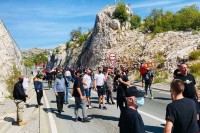 Противници устоличења митрополит Јоаникија блокирали су улаз у Цетиње постављањем аутомобилских гума и контејнера