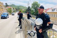 Противници устоличења митрополит Јоаникија блокирали су улаз у Цетиње постављањем аутомобилских гума и контејнера