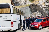 Противници устоличења митрополит Јоаникија блокирали су улаз у Цетиње постављањем аутомобилских гума и контејнера