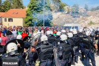 Противници устоличења митрополит Јоаникија блокирали су улаз у Цетиње постављањем аутомобилских гума и контејнера