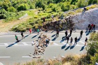 Противници устоличења митрополит Јоаникија блокирали су улаз у Цетиње постављањем аутомобилских гума и контејнера