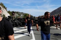 Противници устоличења митрополит Јоаникија блокирали су улаз у Цетиње постављањем аутомобилских гума и контејнера