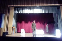 Prvu predstavu na sceni “Boris Komnenić” odigrao njegov prijatelj boško puletić