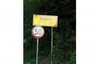 Prefarbani ćirilični natpisi na saobraćajnim tablama u Vozući