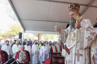 Počela Sveta arhijerejska liturgija kod manastira u Jasenovcu