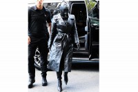 Kim Kardašian privukla pažnu modnim odabirom i kožnom maskom preko cijele glave