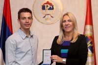 Željka Cvijanović upriličila prijem za studenta Bojana Derajića: Mladi i obrazovani ljudi - najveći ponos i bogatstvo