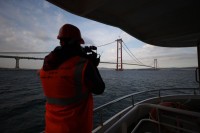 Fotoreporterska ekipa tokom prevoza brodicama