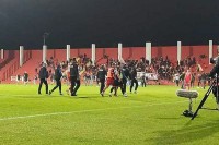 Utakmica Veleža i Borca prekinuta: Navijači utrčali na teren stadiona Rođeni