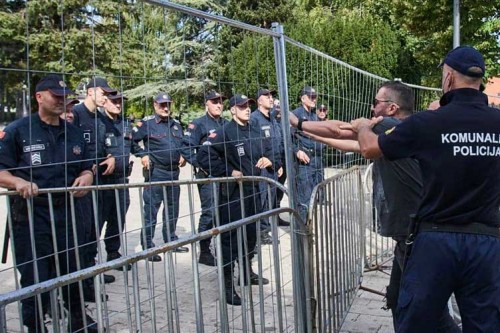 Противници устоличења митрополит Јоаникија блокирали су улаз у Цетиње постављањем аутомобилских гума и контејнера