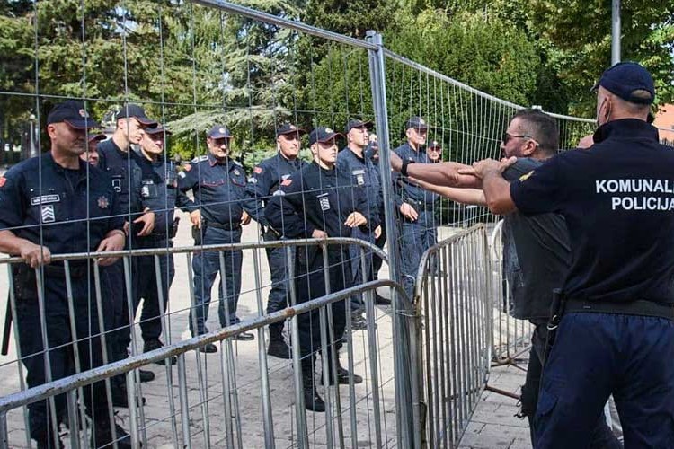 Противници устоличења митрополит Јоаникија блокирали су улаз у Цетиње постављањем аутомобилских гума и контејнера