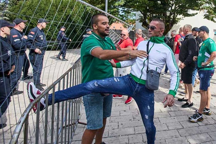 Противници устоличења митрополит Јоаникија блокирали су улаз у Цетиње постављањем аутомобилских гума и контејнера