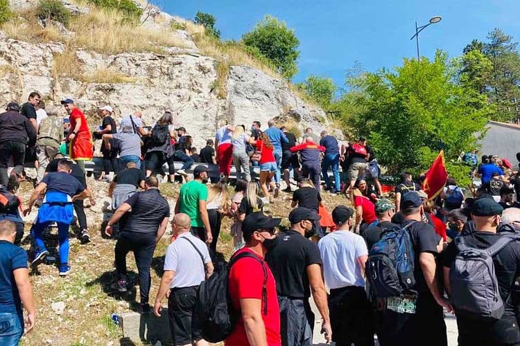 Protivnici ustoličenja mitropolit Joanikija blokirali su ulaz u Cetinje postavljanjem automobilskih guma i kontejnera