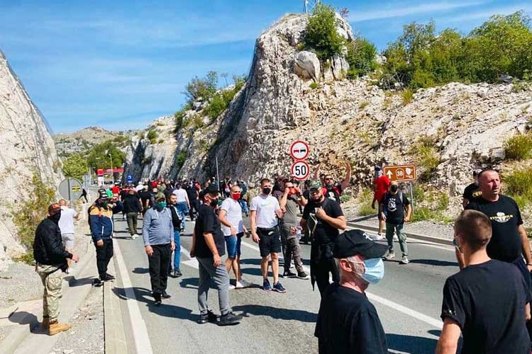 Противници устоличења митрополит Јоаникија блокирали су улаз у Цетиње постављањем аутомобилских гума и контејнера