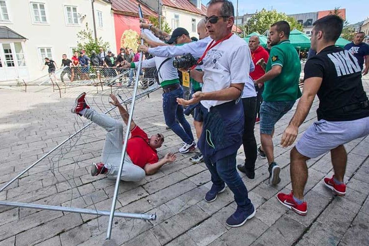 Противници устоличења митрополит Јоаникија блокирали су улаз у Цетиње постављањем аутомобилских гума и контејнера