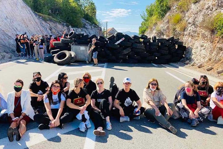Protivnici ustoličenja mitropolit Joanikija blokirali su ulaz u Cetinje postavljanjem automobilskih guma i kontejnera