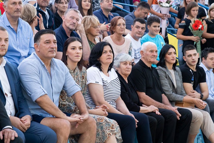 Уз ватромет и бакљаду Билећа дочекала Тијану Бошковић