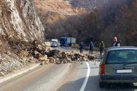 Kolovozi suvi, opasnost od odrona na putu