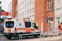 Muškarcu iz stomaka izvadili kilogram šrafova, eksera i matica