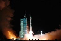 Lansirana kineska raketa sa troje astronauta
