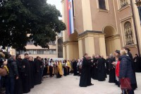 Patrijarh i episkopi prošetali centrom grada do Stare crkve