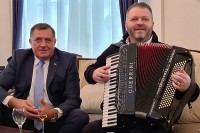 Dodik sa harmonikašem u zgradi Predsjedništva pjevao poznate srpske pjesme FOTO
