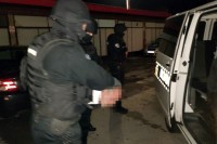 Motkom i mačetom krenuo na  policajce, pa gasnim pištoljem pucao na pripadnike Žandarmerije