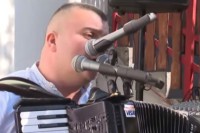 Harmonikaš Željko Đakić na harmoniku postavio terminal za plaćanje karticom VIDEO