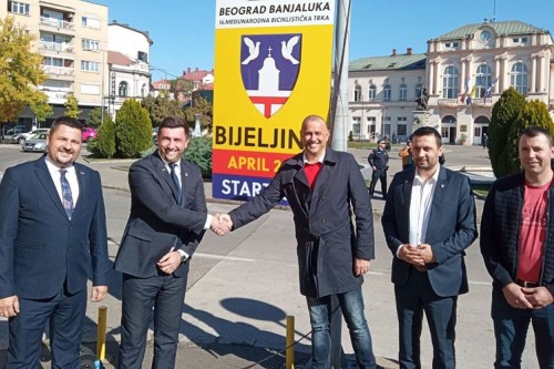 Градоначелник Бијељине Љубиша Петровић и директор трке "Београд - Бањалука" Владимир Куваља симболично обиљежили стартно/циљну линију