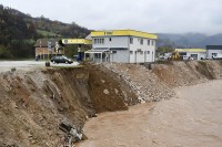 Benzinska pumpa u Vojkovićima i dalje u rizičnoj zoni, voda potkopava teren