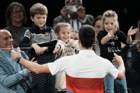 Novak nakon pobjede potrčao djeci u zagrljaj