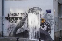 Preko murala Ratku Mladiću sipana bijela boja