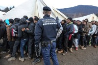 Davidović: Ne želimo zadržavanje migranata u Bosanskom Petrovcu